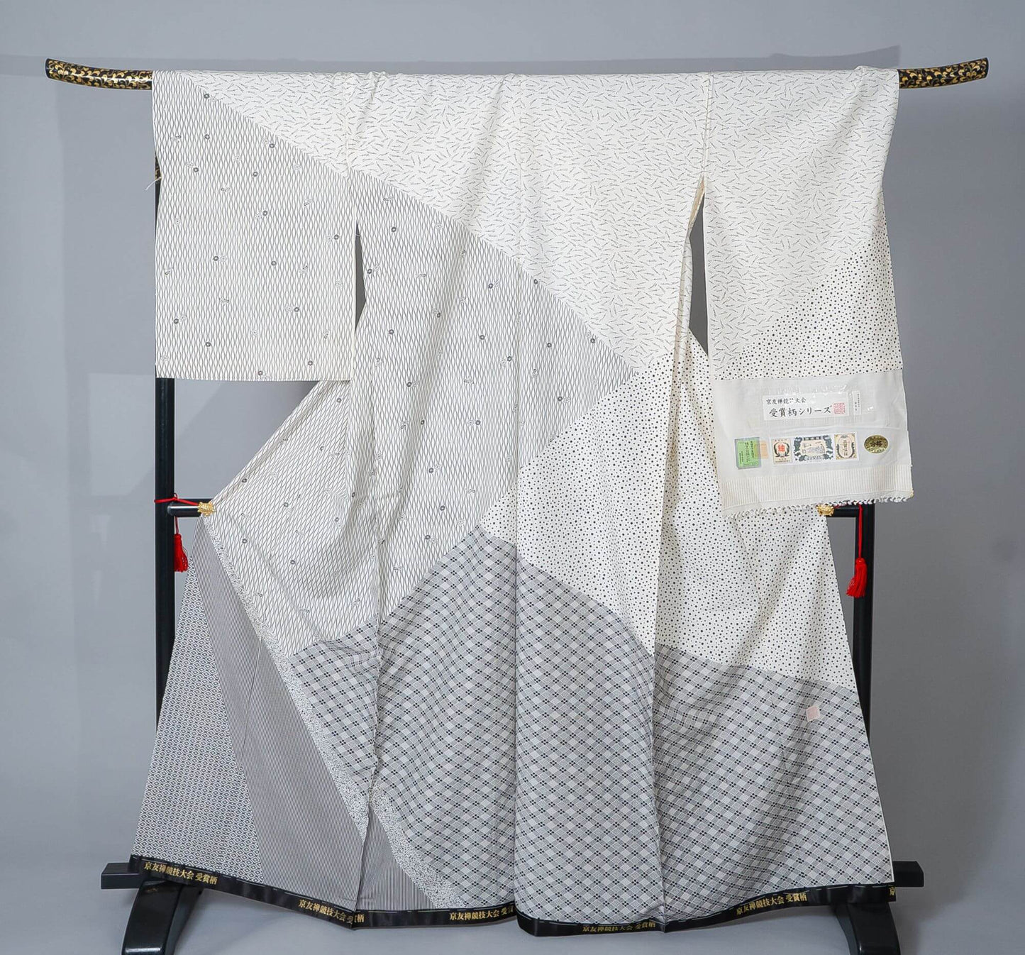 新品【結城紬訪問着】 モノトーンカラー 幾何学文様|絹100% 八掛なし 未仕立て