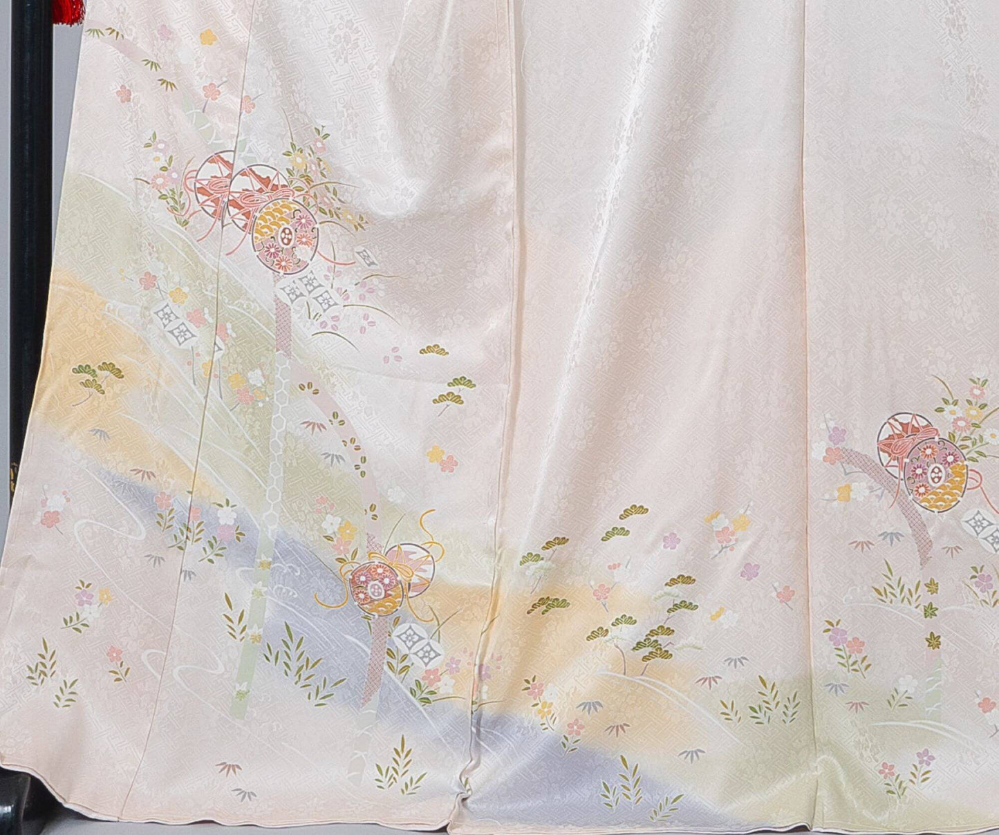 新品【訪問着】 薄桜色 鼓|友禅染め 絹100% 八掛付き 未仕立て