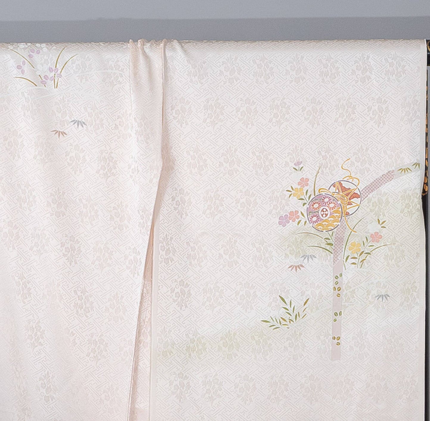新品【訪問着】 薄桜色 鼓|友禅染め 絹100% 八掛付き 未仕立て