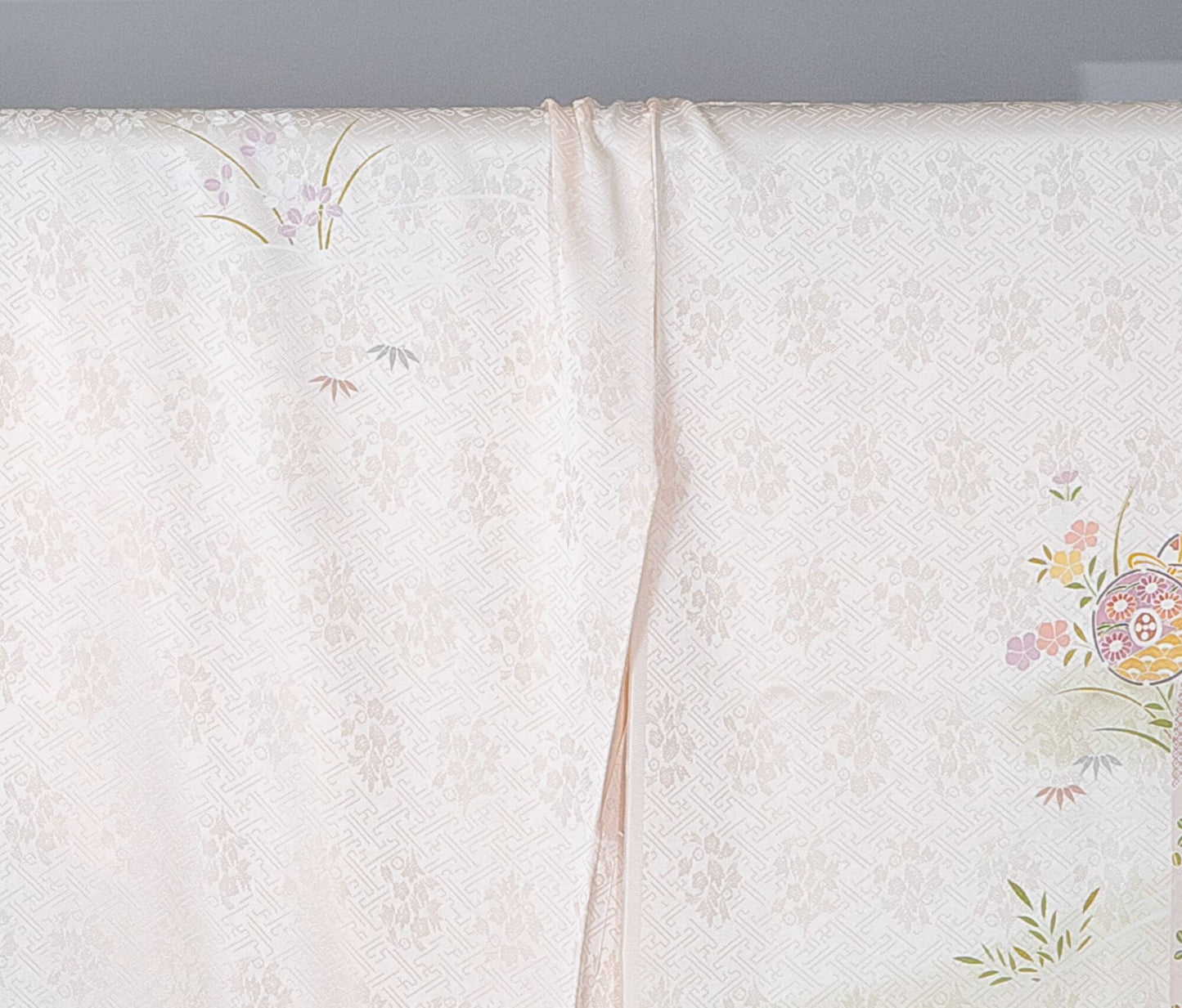 新品【訪問着】 薄桜色 鼓|友禅染め 絹100% 八掛付き 未仕立て