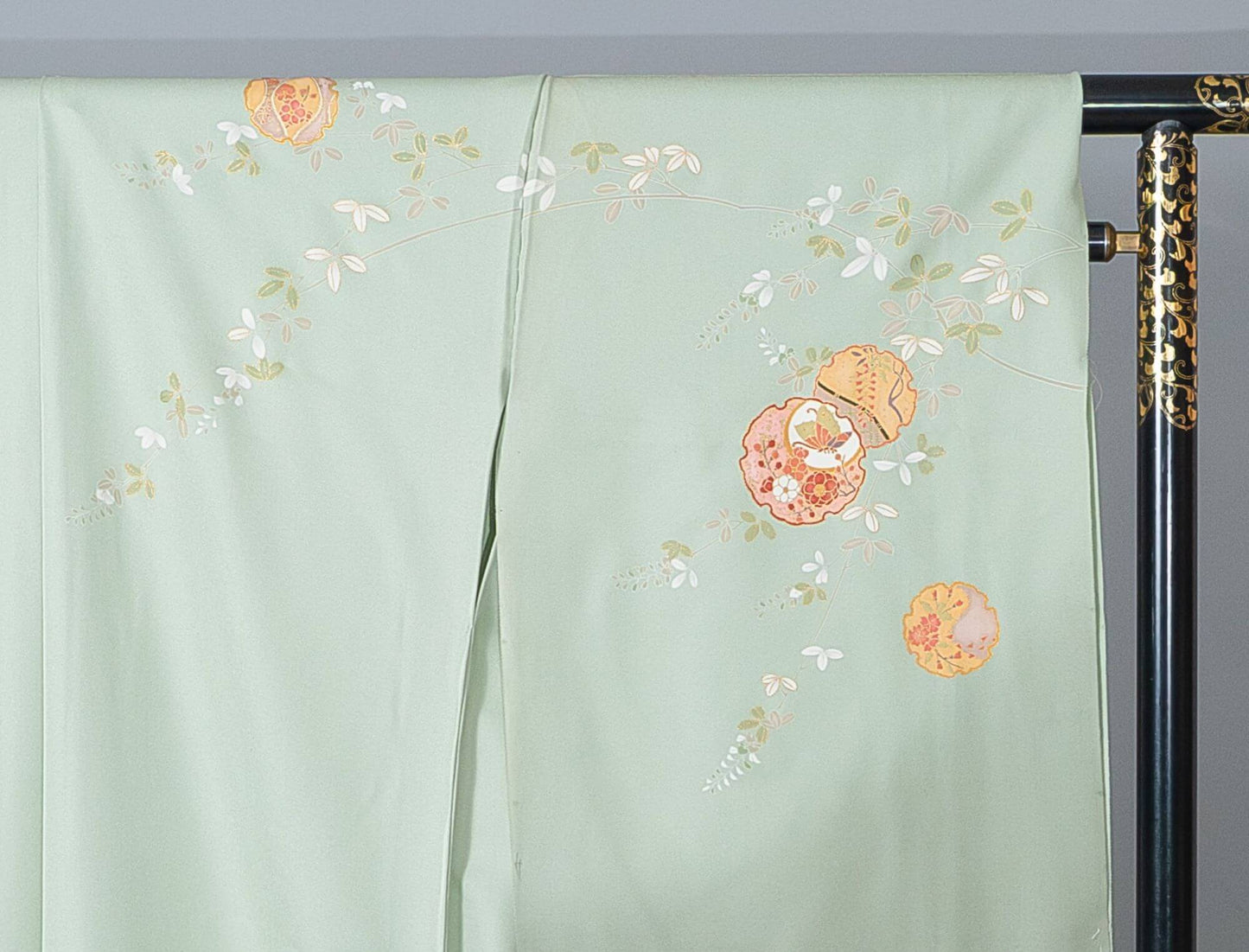 新品【訪問着】薄緑 文様入り雪輪×杜若(かきつばた)|友禅染め 絹100% 八掛付き 未仕立て