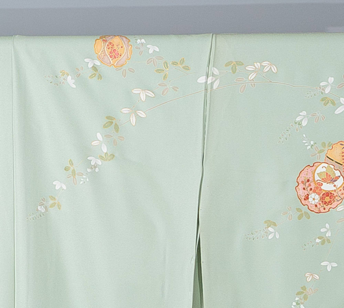 新品【訪問着】薄緑 文様入り雪輪×杜若(かきつばた)|友禅染め 絹100% 八掛付き 未仕立て