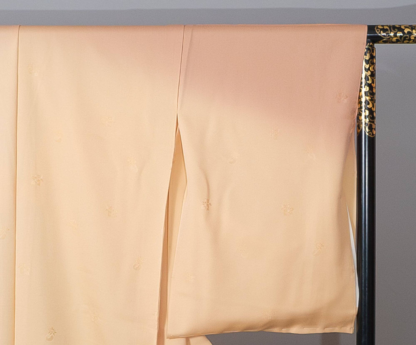 新品【訪問着】ペールオレンジ色系 肩・裾ボカシ 白樺・睡蓮の地紋|絹100% 八掛付き 未仕立て